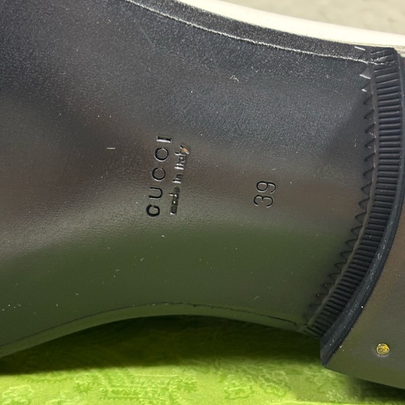 Gucci Logo Plaque Leather Loafers - Picture 6 of 8